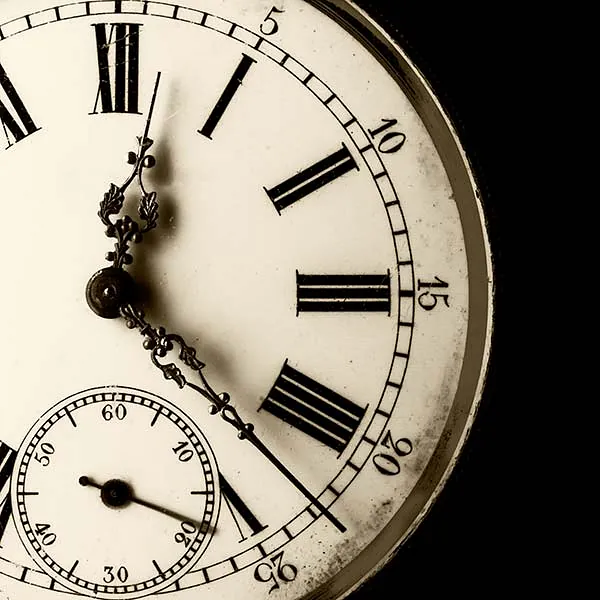 Monochromatische Nahaufnahme einer alten Uhr mit abgeschnittenem schwarzem Hintergrund