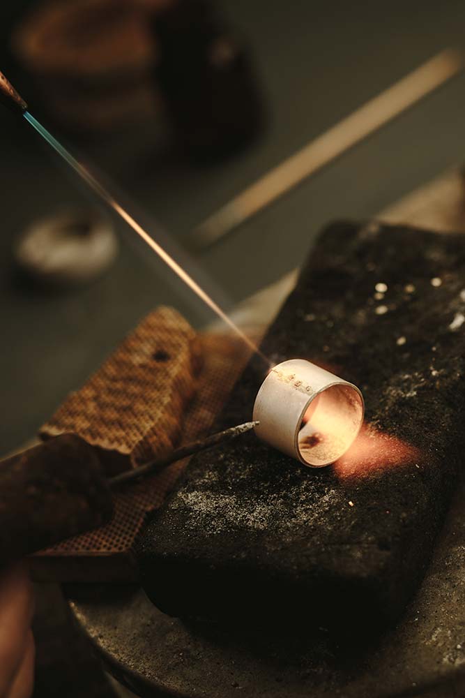 Juwelier lötet einen Metallring